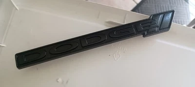 Dodge Durango carregador grade frontal pintado preto fosco logotipo usado emblema fabricante de equipamento original - Imagem 1 de 4