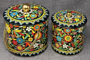VINTAGE PAIR Daher Embossed Floral Tins Containers ENGLAND, 5" & 6.5" Diam EPOC - Imagen 1 de 19