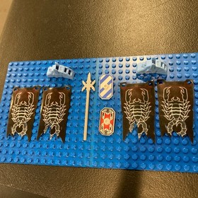 LEGO Knights' Kingdom Il 8877 Flag Vladek Scorpion Shield Weapon Minifig Lot