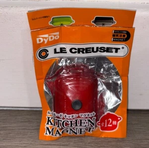 LE CREUSET Kitchen Magnet Miniature 2014 DyDo Red Rectangle Dutch Oven Sealed - Imagen 1 de 5