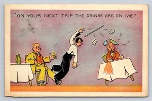 On Your Next Trip the Drinks Are On Me Hombre Viajes Camarero De Colección Cómic Postal Años 40 - Imagen 1 de 3