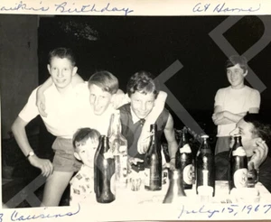 GIOCASI RAGAZZI BAMBINI CHE BEVONO ALCOLICI BIRRA FESTA ABBRACCIO anni 60 insolita foto vintage - Foto 1 di 4