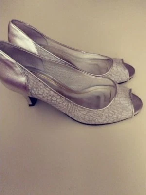 Caparros Mujer Bettina Puntera Abierta Vestido Sin Cordones Tacón Bomba Malla Plateada, 6 1/2B Foto 1 de 4