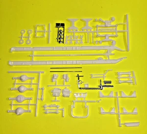 AMT 1021/06 1/25 scale Kenworth Conventional W925 Frame and Rear Suspension - Picture 1 of 8