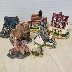 Lote de 7 casas de pueblo inglesas en miniatura de resina vintage jardín de hadas decoración - Imagen 1 de 17