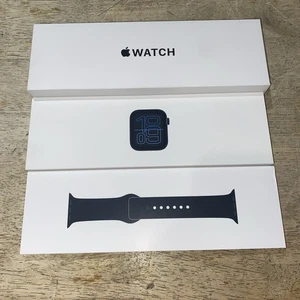 Apple Watch SE 3 40mm Midnight Aluminum - Midnight Sport Band M/L MEHC4LW/A - Picture 1 of 13