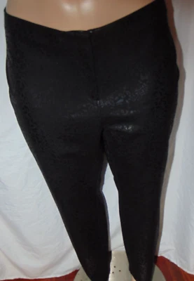 Pantalones ajustados de pierna talla 24W Alfani para mujer de cuero sintético negro con estampado animal Foto 1 de 4