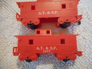 2 A.T. & S.F. plástico rojo Marx Cabooses 1 tiene 1977 en lateral - Imagen 1 de 2