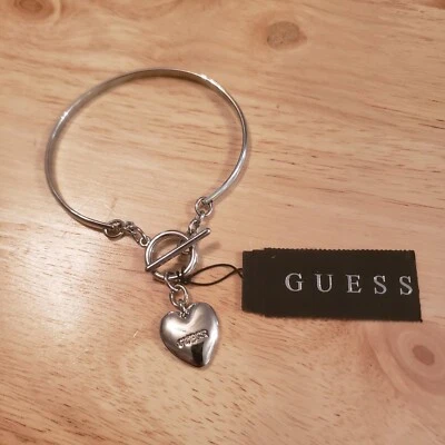 Pulsera Guess Tono Plata con Cierre de Palanca y Dije Corazón, Nueva Con Etiquetas Foto 1 de 4