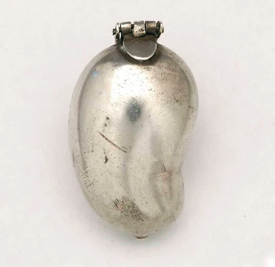 Caja étnica de lima Paan Betel de plata maciza en forma de mango, India años 20 Foto 1 de 3