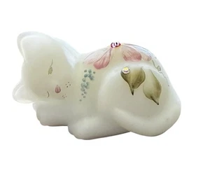 Vintage Sleeping Cat Satin Flower Floral Dewdrop Signed P. Petit Fenton - Picture 1 of 12