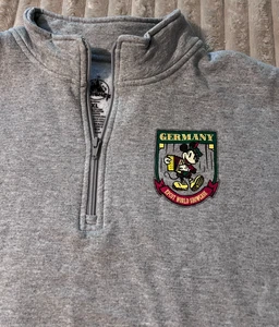 FELPA DISNEY EPCOT WORLD SHOWCASE GERMANIA GRIGIA FINTA ZIP-ADULTO XL-EUC! - Foto 1 di 4