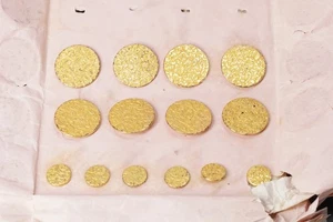 Barocke Uniform Gewand Knöpfe Harnisch feuervergoldet museal - Bild 1 von 14