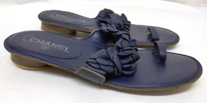 $795 CHANEL 40 9 Sandals Navy Blue Leather Camellia Flower Toe Ring Flat - Picture 1 of 10