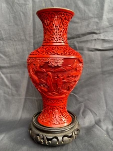 Geschnitzte rote Lackvase - China 20. Jh. - Cinabro - auf Holzsockel - Bild 1 von 12