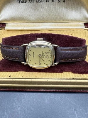 RARO Reloj Hampden Para Hombre Años 40 Pequeño Tanque Con Caja Original Funciona 25MM 17J Foto 1 de 4