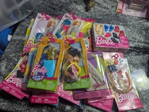 Lote De 26 Nuevos Accesorios, Ropa y Zapatos Barbie NUEVOS EN PAQUETES - Imagen 1 de 17