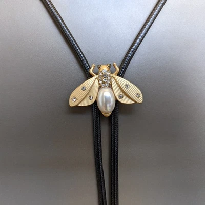 Corbata Pearl Firefly Bolo: collar occidental de aleación de plata Foto 1 de 4