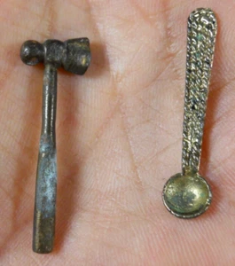 Vintage Lot Miniatur Metall Mini Löffel und Hammer Figuren Retro Deko Spielzeug - Bild 1 von 7