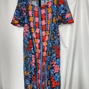 Schönes transparentes Kleid mit Overlay-Applikation - Bild 1 von 7