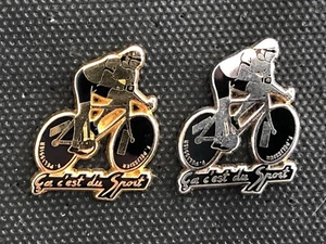 2 PINS PIN SPORT VELO TV OLYMPIC JO PELISSIER ARTHUS BERTRAND DORE ET ARGENT - Picture 1 of 1