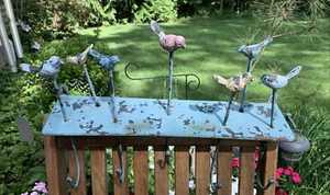Estante de pared de metal de jardín vintage con 5 ganchos 7 pájaros coloridos Shabby Chic - Imagen 1 de 5