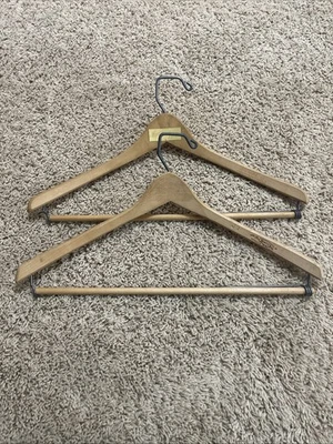 "Lote de 2 perchas de madera vintage ~ bates - Grand Rapids, MI ~ 17""" Foto 1 de 4