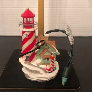  De colección Hallmark Keepsake Navidad Adorno Mágico Faro Saludos 2003 - Imagen 1 de 8