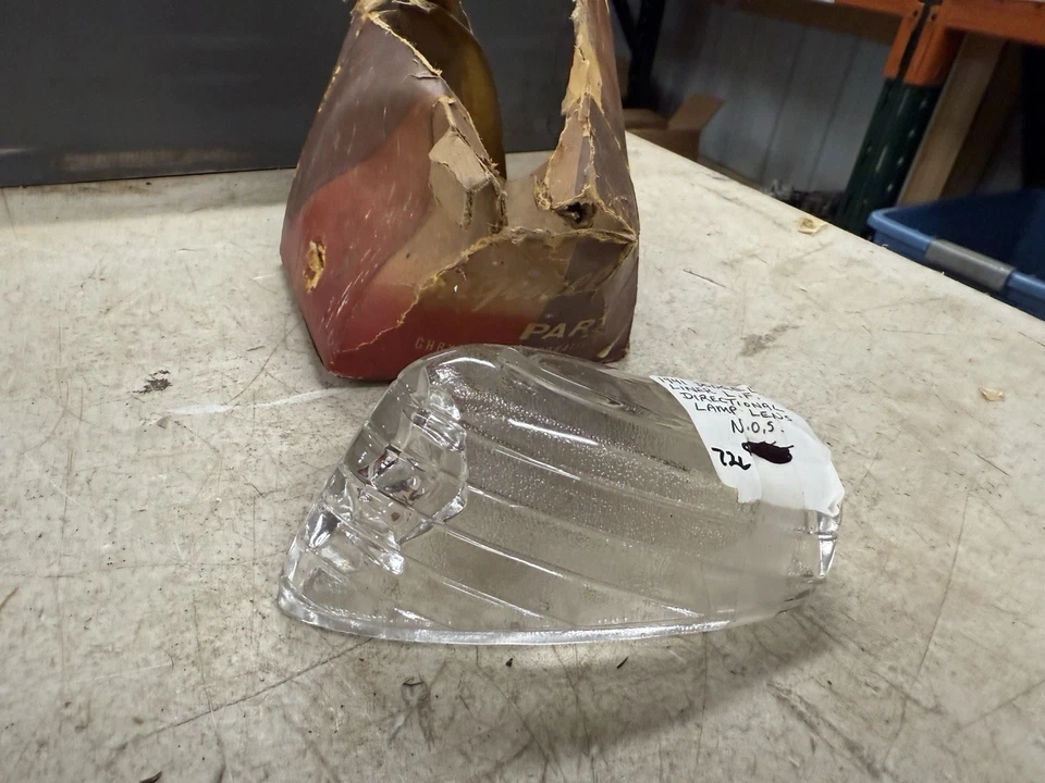 41 Dodge Deluxe Series D-19 Guardabarros delantero izquierdo luz de estacionamiento lámpara lente 934575 NOS Foto 1 de 4