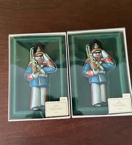 Vintage Hallmark soldatino di latta ricordo ornamento con scatola 1982 set di 2 - Foto 1 di 5