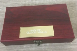 THE HOUSE WITH A CLOCK IN ITS WALLS RARE WOODEN BOX 2 SETS OF CARDS & 4 DICE BN - Imagen 1 de 9
