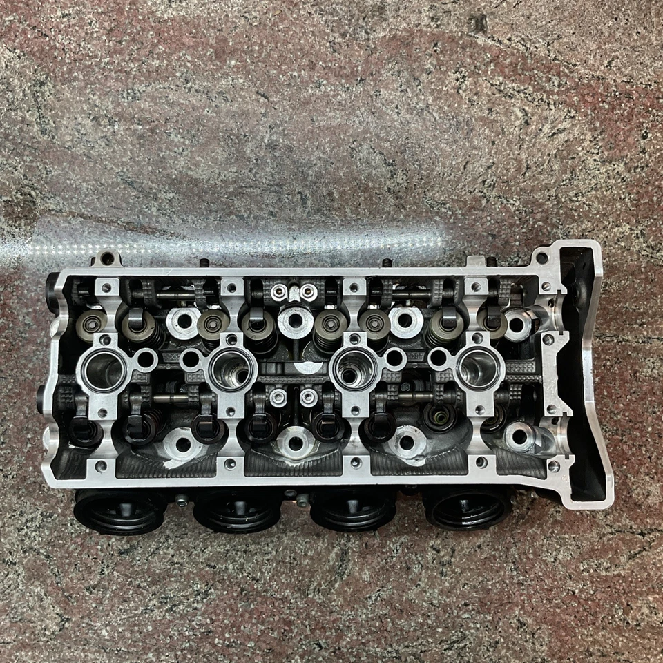 Головка блока цилиндров 2015-2024 Yamaha YZF-R1 YZF-R1M от оригинального производителя 2CR-W1101-07-00 в сборе - Изображение 1 из 4