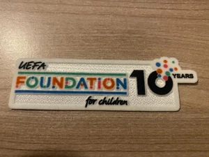 Patch Badge Offiziell UEFA FOUNDATION 10 YEARS 2025 Saison 2025-2026 Profi Verkäufer - Bild 1 von 1
