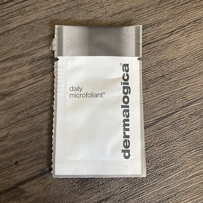 DERMALOGICA Microfoliante Diario Polvo Iluminador Exfoliante Lámina Tamaño de Muestra Foto 1 de 4