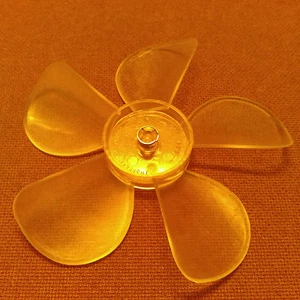 Hoja/hélice de ventilador de plástico de 5-9/16 pulgadas de diámetro. 3/16 pulgadas de diámetro. Rotación CCW. - Imagen 1 de 2