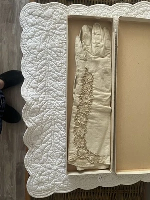 Luvas vintage de couro e renda Saks Fifth Avenue - Imagem 1 de 4