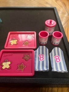 LOTE DE ACCESORIOS PARA HORNEAR BARBIE 1995 HOJAS PARA GALLETAS BOTES PORTA OLLAS - Imagen 1 de 4