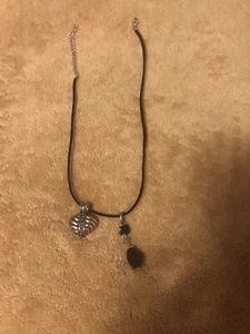 Jewels by Park Lane Herz & schwarzer Stein Anhänger mit schwarzer Kordel. - Bild 1 von 3