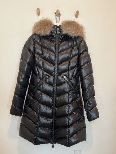 MONCLER Piumino Marre con bordo in shearling. Vendita al dettaglio $2.740