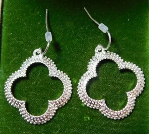 Nuevo Color Plata Relieve Flor Redondo Pendientes Largos B17 - Imagen 1 de 4