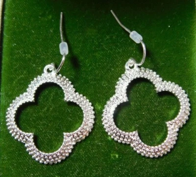 Nuevo Color Plata Relieve Flor Redondo Pendientes Largos B17 - Imagen 1 de 4