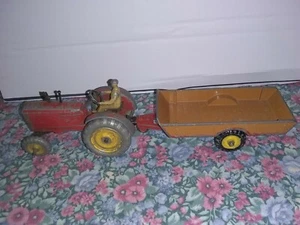 Dinky Toys Massey Harris Tractor And Halesowen Farm Trailer - Picture 1 of 12