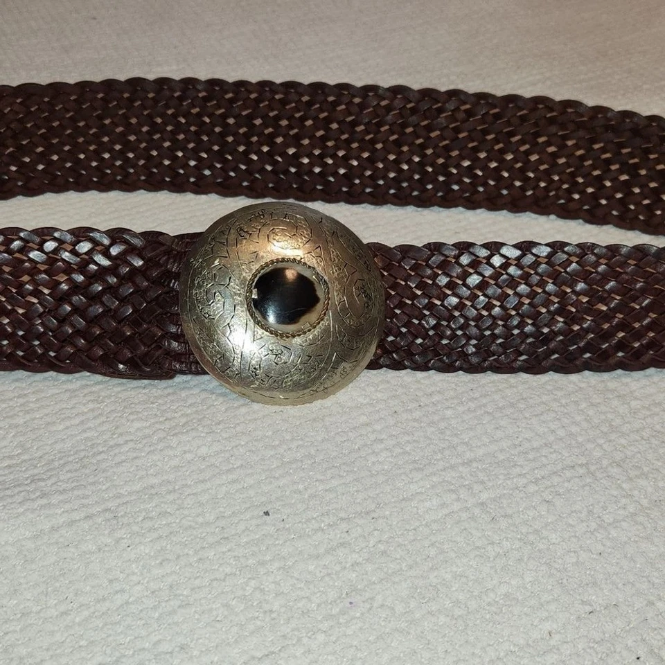 Cinto trançado de couro marrom Anthropologie Motiv 56 com fivela redonda gravada - Imagem 1 de 4