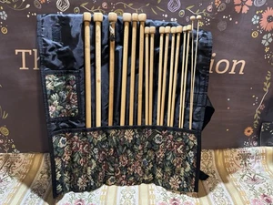 Juego de 8 agujas de tejer de bambú Clover Takumi tapiz floral estuche blando 10 mm - Imagen 1 de 12