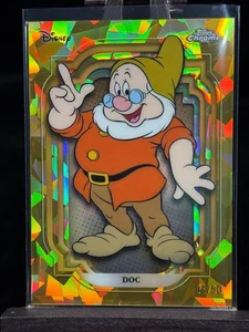 DOC Snow White & The Seven Dwarfs Disney 2024 Topps Chrome Gold Sapphire 8/50 #8 - Foto 1 di 3