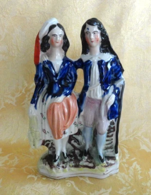 Antigua estatuilla de figuras de pareja de amor de Staffordshire Foto 1 de 4