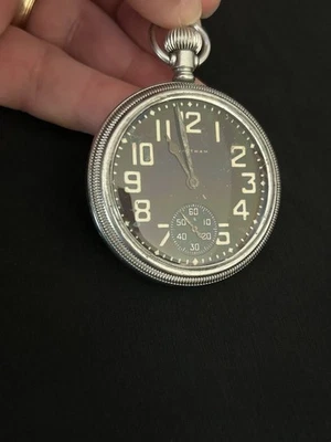 ¡BONITO! Reloj Bolsillo Waltham Segunda Guerra Mundial Cara Negra Flecha Ancha Marcada NO Funciona Foto 1 de 4