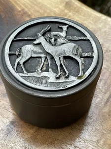 Vintage Metzke 1974 Zinn Dose Antilope Design Deckel rund Stash Box Wildlife Andenken - Bild 1 von 9