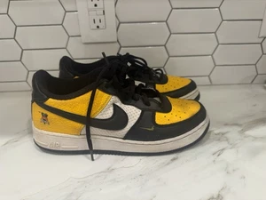 Schwarz und gelb Nike Air Force 1’s Basketball Logo Größe Jugend 7  - Bild 1 von 4
