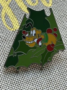 New 2022 Pluto Disney Advent Calendar Wreath Pin LE 2220 - Picture 1 of 3
